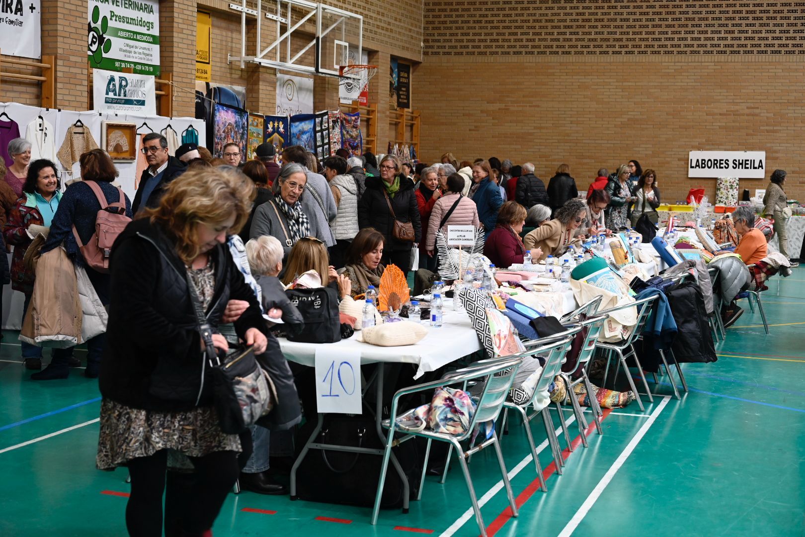 Cerca de 500 participantes se dan cita en Navatejera para el 9º Encuentro de bolillos y multilabores. |  SAÚL ARÉN (3)