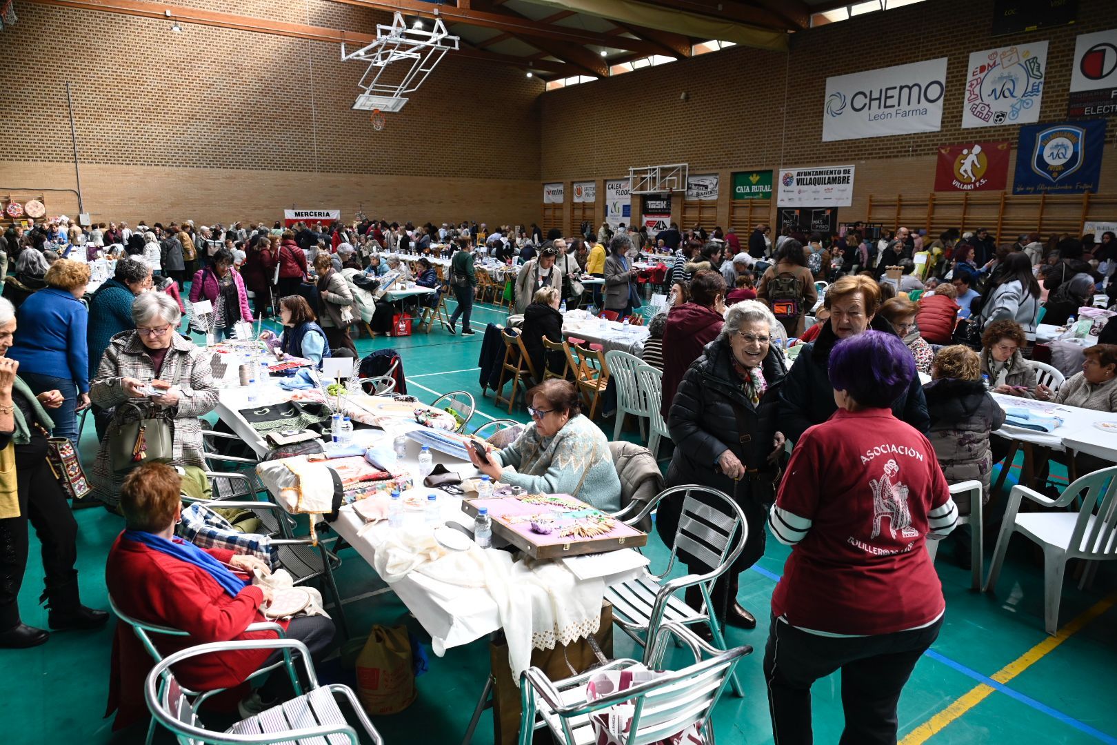 Cerca de 500 participantes se dan cita en Navatejera para el 9º Encuentro de bolillos y multilabores. | SAÚL ARÉN (4)