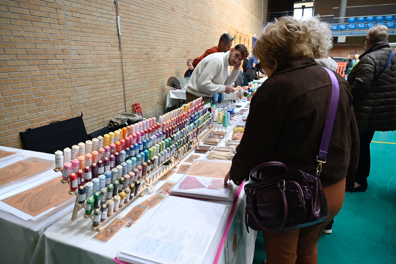 Cerca de 500 participantes se dan cita en Navatejera para el 9º Encuentro de bolillos y multilabores. | SAÚL ARÉN (5)