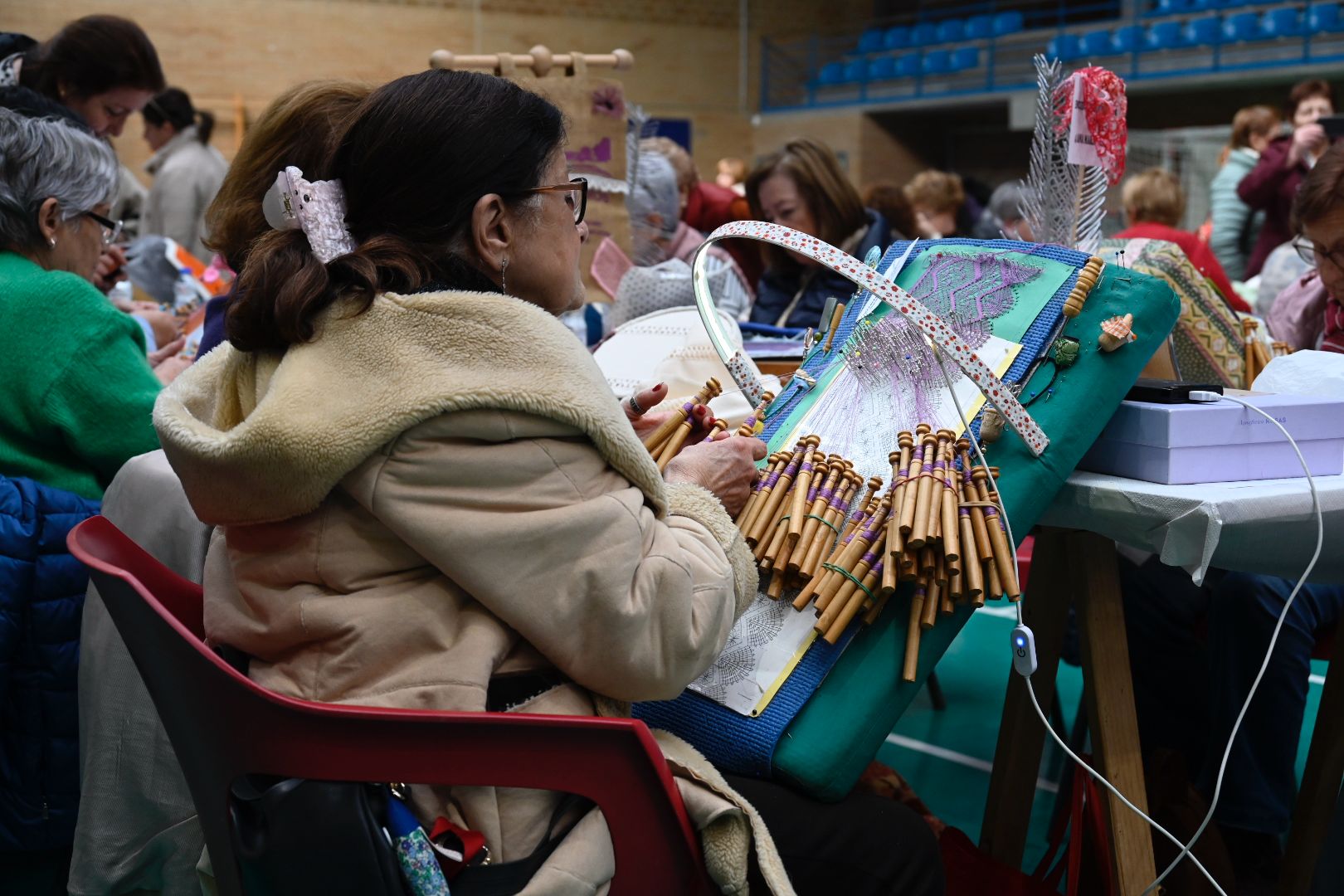 Cerca de 500 participantes se dan cita en Navatejera para el 9º Encuentro de bolillos y multilabores.  |  SAÚL ARÉN (7)