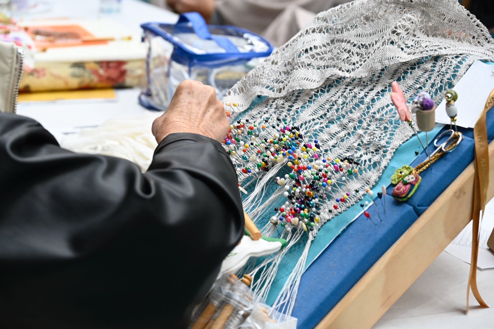 Cerca de 500 participantes se dan cita en Navatejera para el 9º Encuentro de bolillos y multilabores.  | SAÚL ARÉN (8)