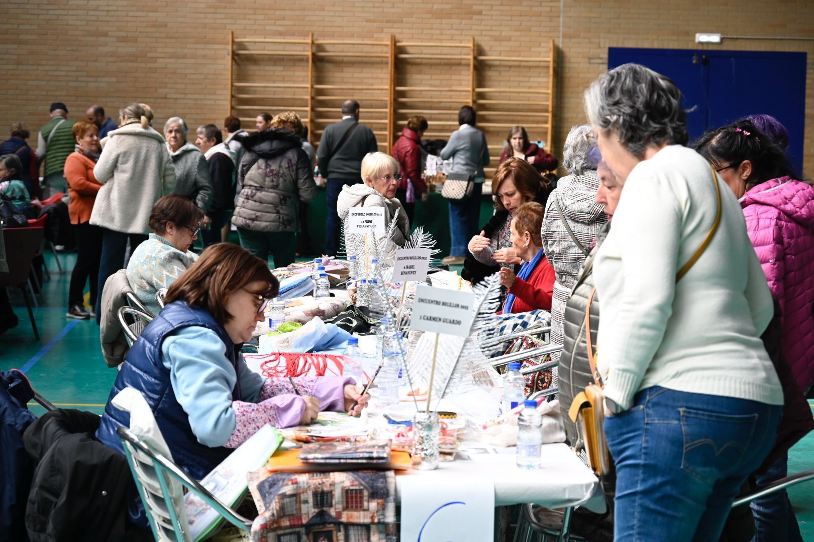 Cerca de 500 participantes se dan cita en Navatejera para el 9º Encuentro de bolillos y multilabores.  | SAÚL ARÉN (9)