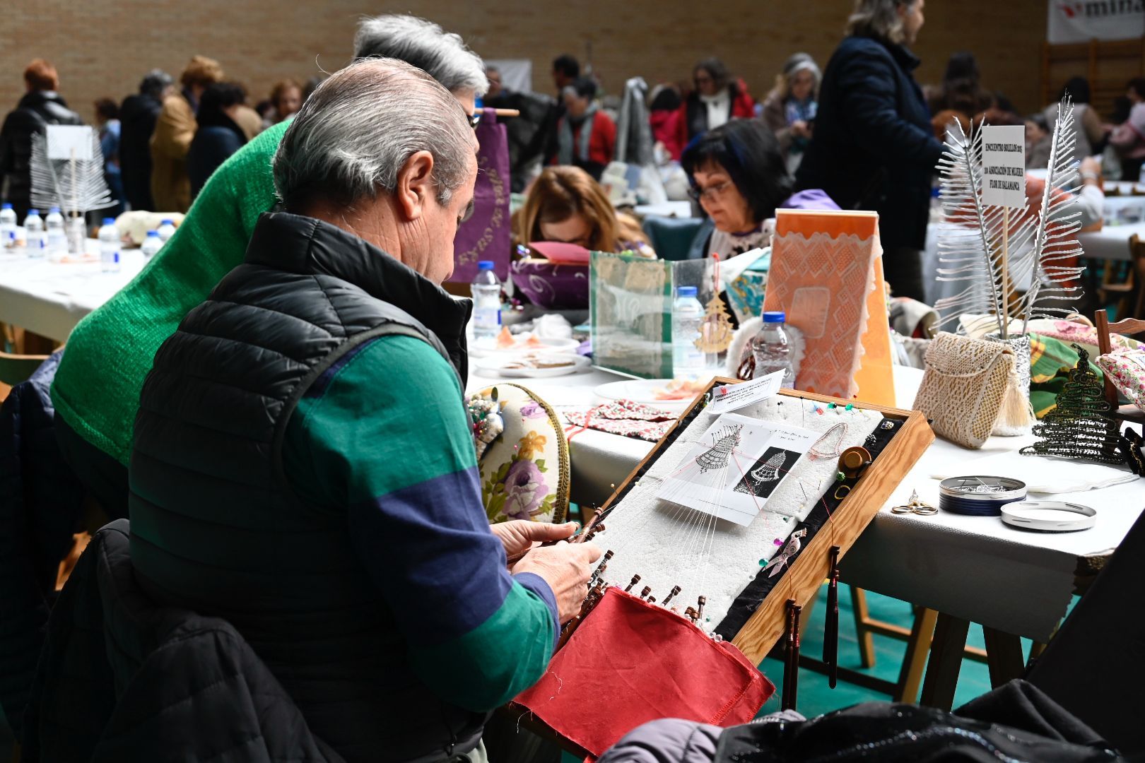 Cerca de 500 participantes se dan cita en Navatejera para el 9º Encuentro de bolillos y multilabores. |   SAÚL ARÉN (11)