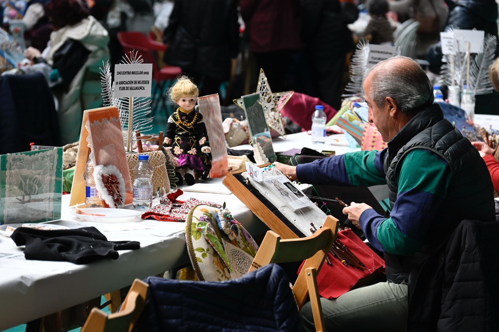 Cerca de 500 participantes se dan cita en Navatejera para el 9º Encuentro de bolillos y multilabores.  | SAÚL ARÉN (12)