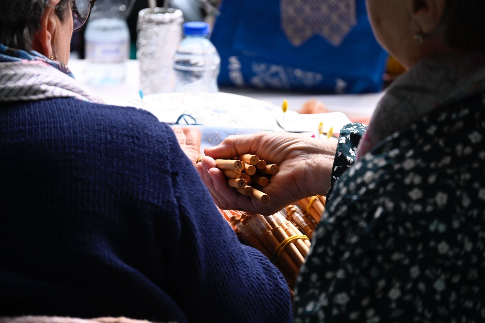 Cerca de 500 participantes se dan cita en Navatejera para el 9º Encuentro de bolillos y multilabores.  | SAÚL ARÉN (14)