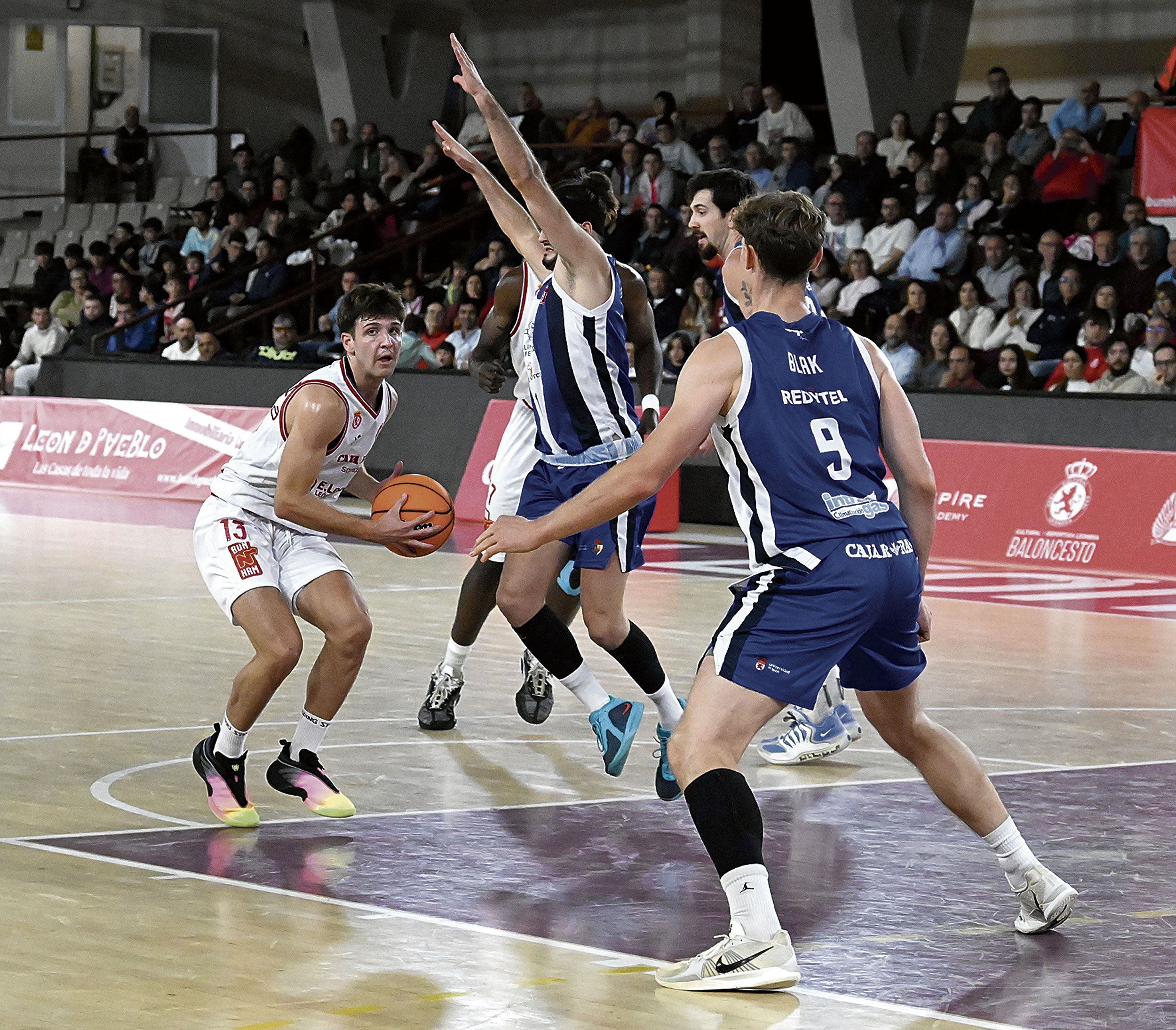 Domínguez, decisivo en el triunfo de la Cultural, busca el pase ante la defensa de Orrit. | SAÚL ARÉN
