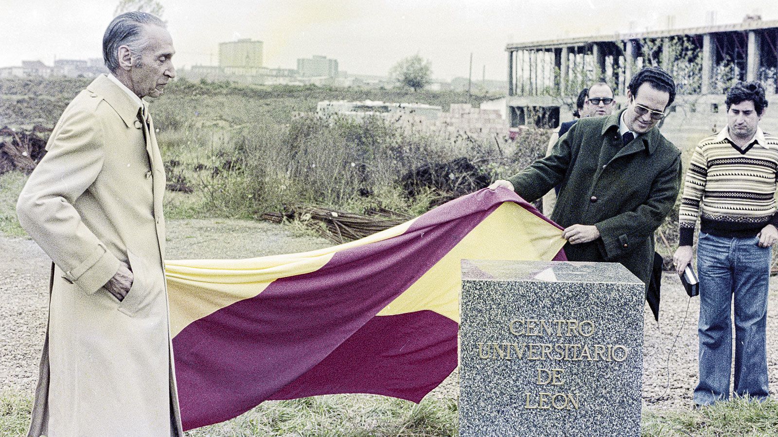 Emilio Hurtado Llamas feliz al ver culminada su gran obra, la Universidad de León, junto al gobernador de la época, Julio Camuñas. | FERNANDO RUBIO
