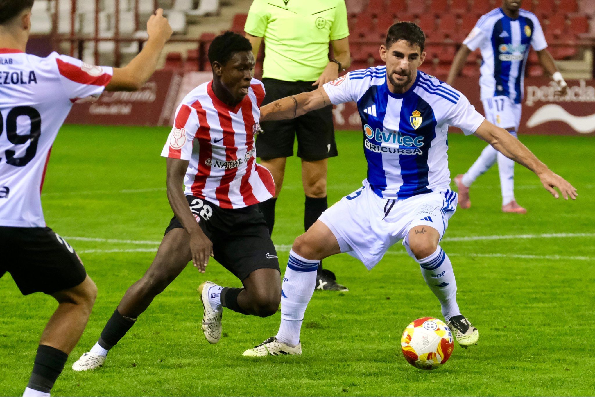 Undabarrena protege el balón en el choque de la Ponferradina ante el Logroñés de la primera ronda. | SDP