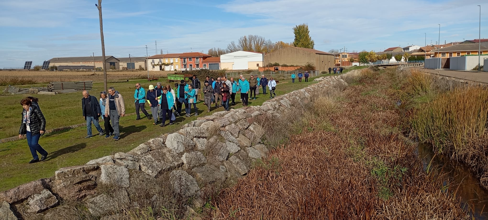 Bañezanos y parameses durante la XXV Marcha de la Amistad visitando la Presa Cerrajera de Valdefuentes. | L.N.C.