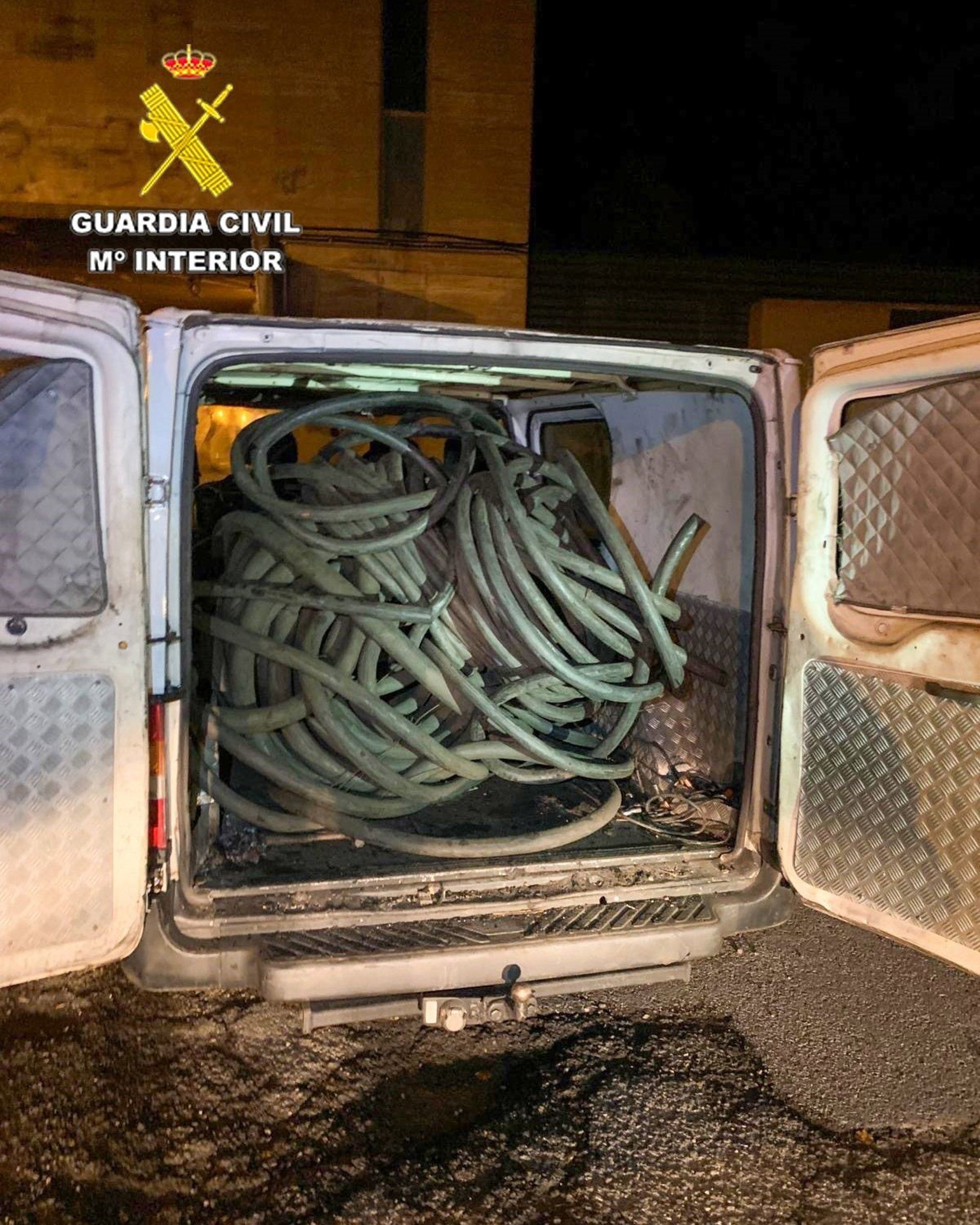 Furgoneta con el cableado de cobre intervenido por el que han sido detenidos tres varones en Sena de Luna. | SUBDELEGACIÓN DEL GOBIERNO EN LEÓN