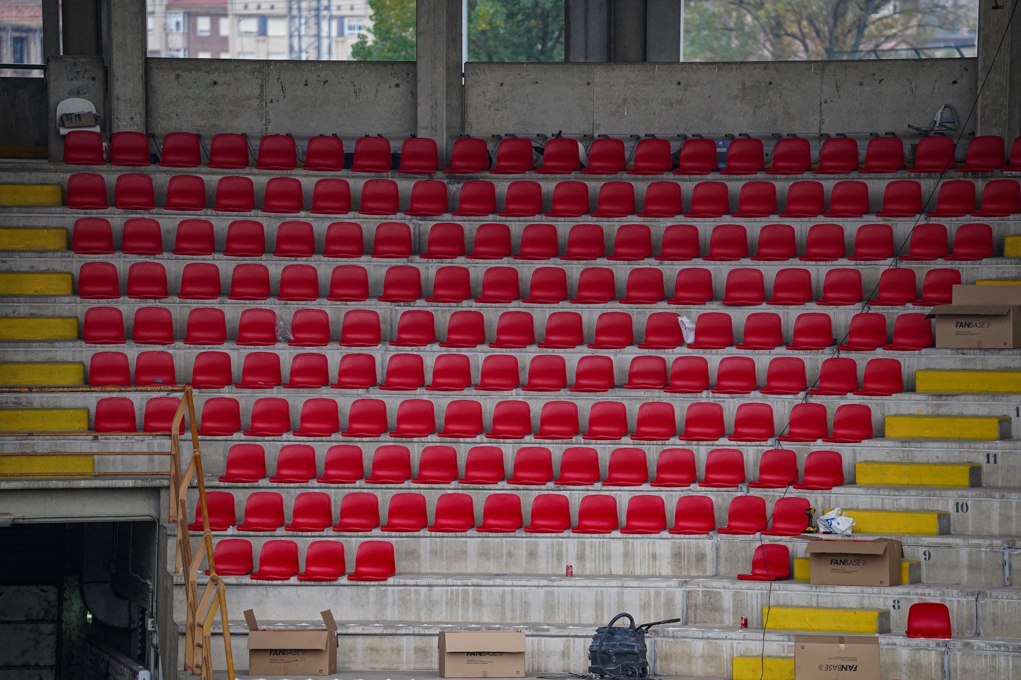 Imagen de los asientos rojos ya cambiados en la zona oeste del Reino. | CYD