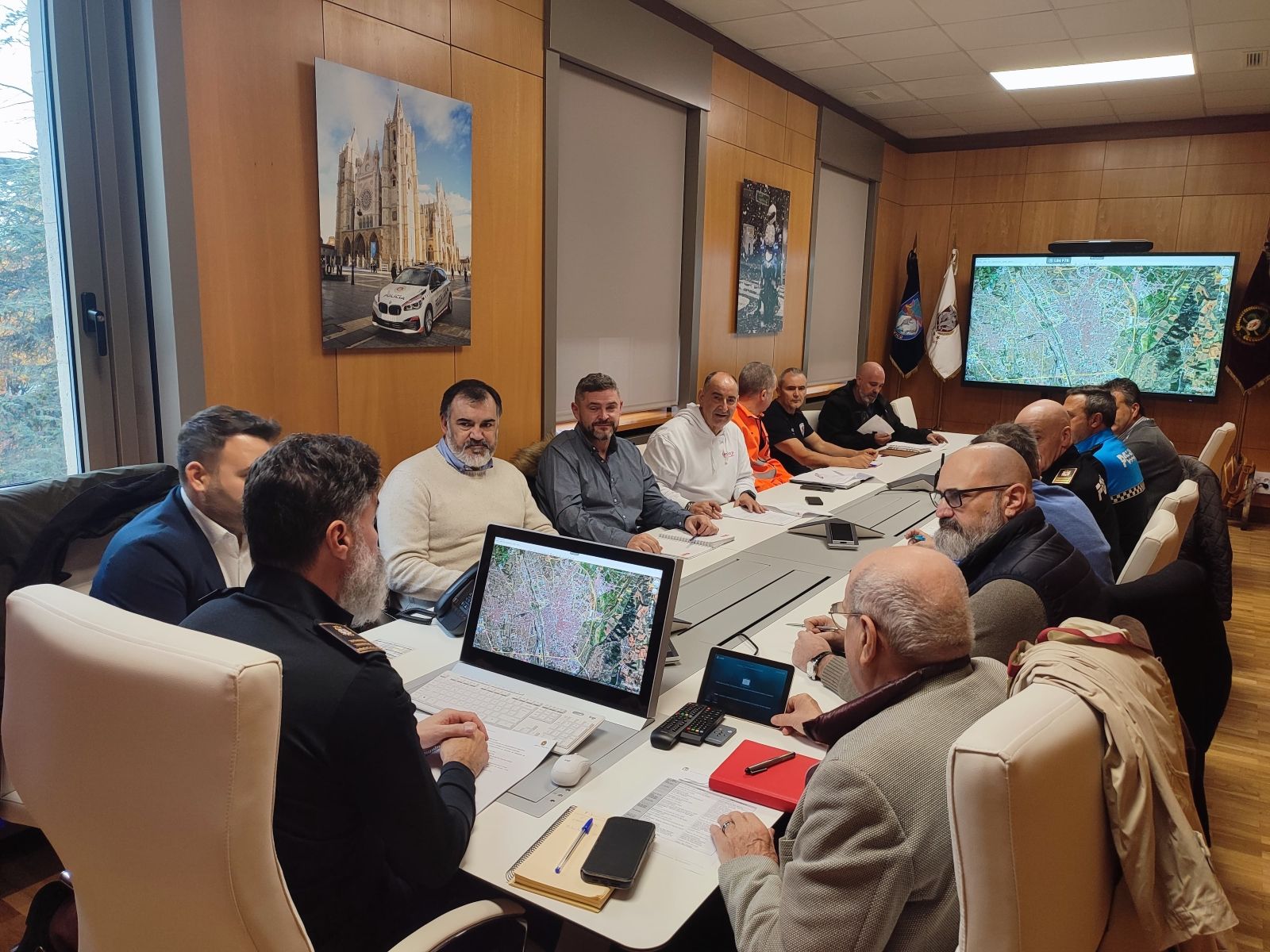 Instante de la reunión de coordinación del Plan de Nevadas en el Ayuntamiento de León para preparar la ciudad de cara al invierno | L.N.C.