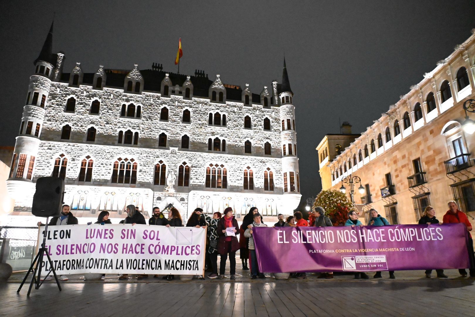 Instantánea de la concentración de los ‘Lunes sin Sol’ en León | SAUL ARÉN
