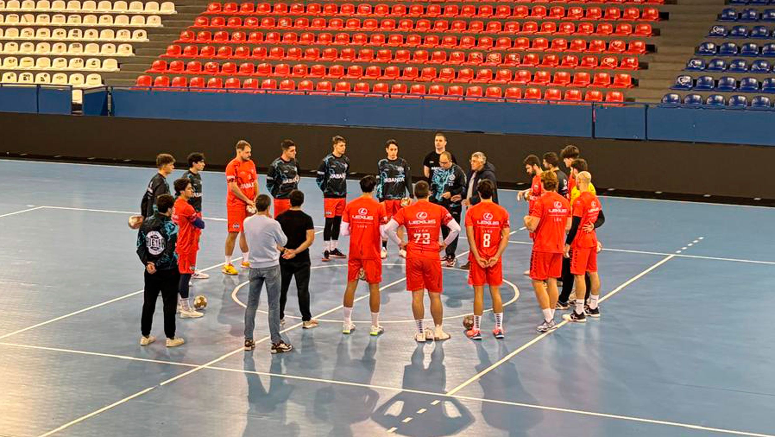 Entrenamiento del Ademar este lunes en Belgrado. | ADEMAR