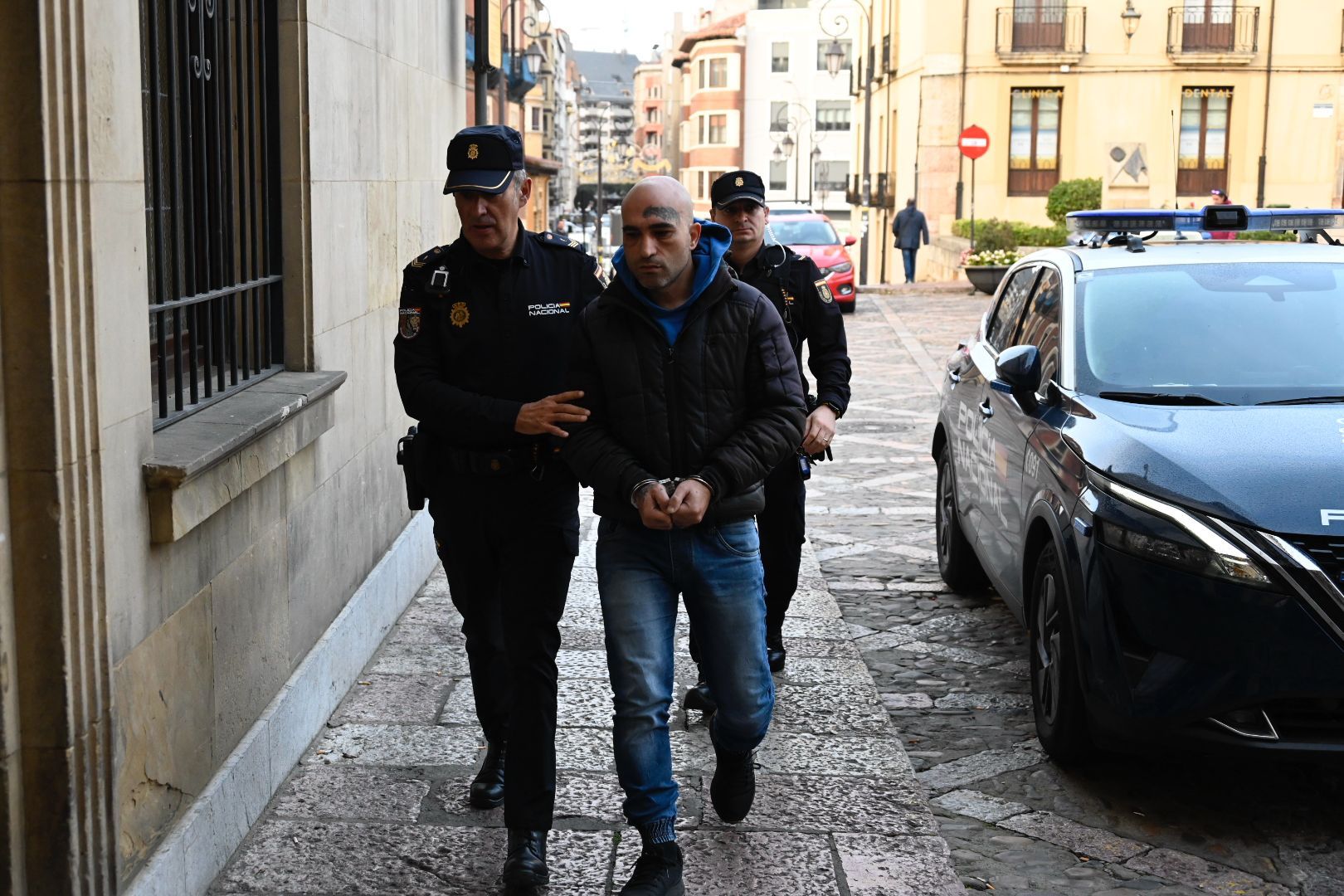 El acusado, M.A.M.B., a su llegada a la Audiencia Provincial de León. | SAÚL ARÉN