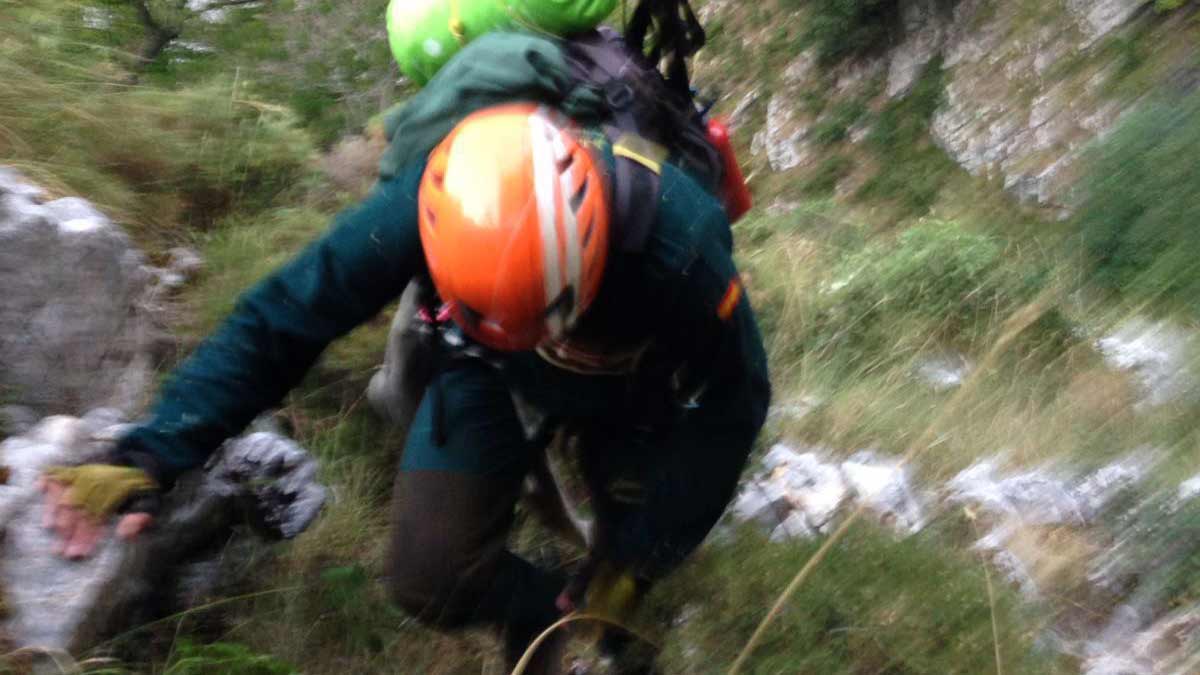 Imagen del rescate de los montañeros enviada por la Guardia Civil.