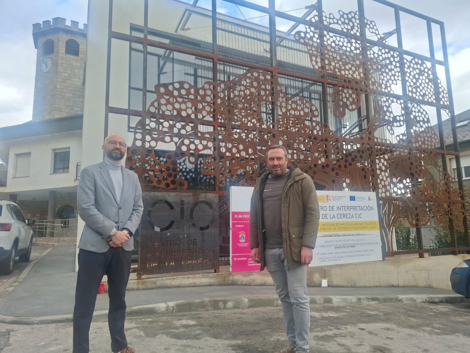 Subdelegado y alcalde de Corullón viendo los proyectos sufragados por el Gobierno en el municipio. 