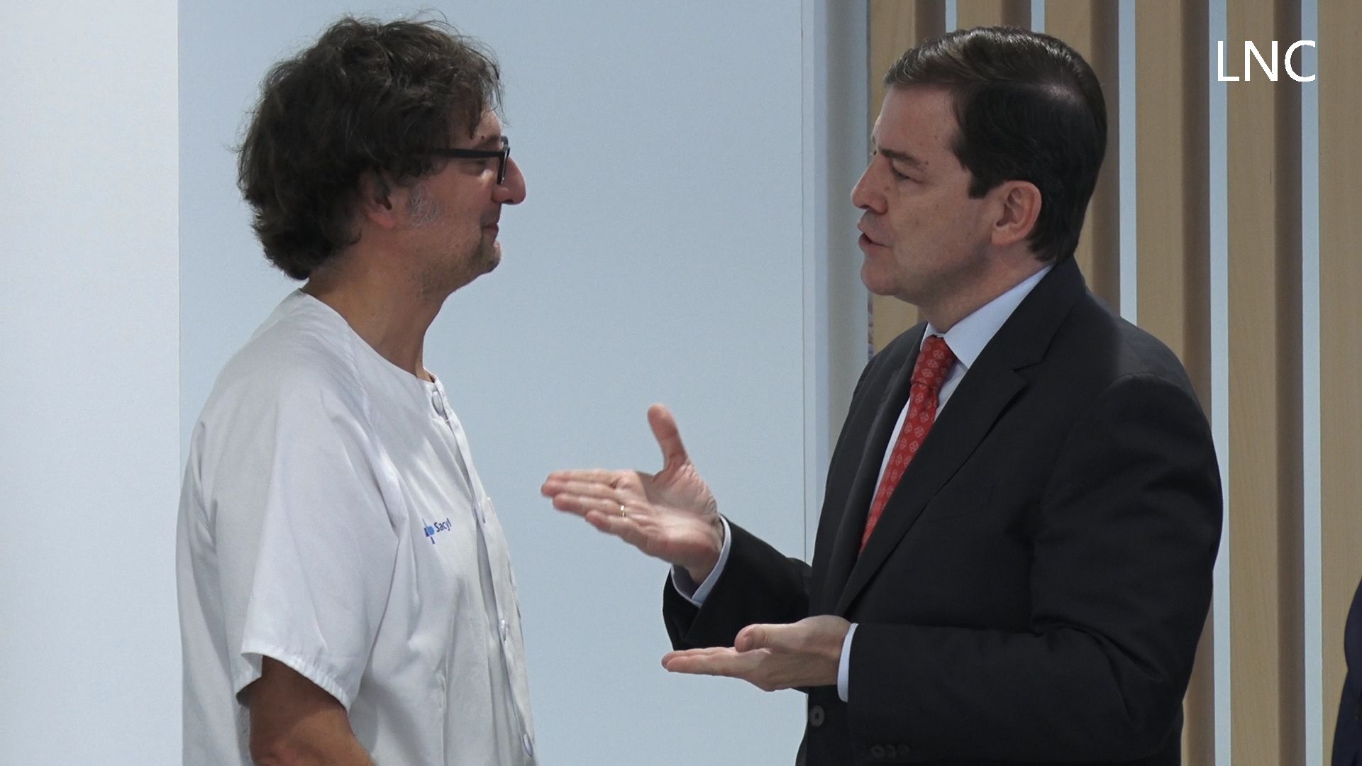 Un instante de la visita de Alfonso Fernández Mañueco, presidente de la Junta de Castilla y León, al centro de salud El Ejido. | L.PASTORIZA Un instante de la visita de Alfonso Fernández Mañueco, presidente de la Junta de Castilla y León, al centro de salud El Ejido. | L.PASTORIZA