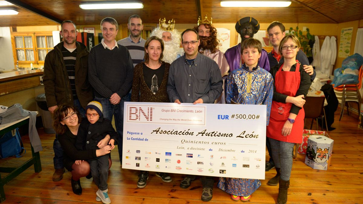 El Grupo BNI y Fisiorama han hecho entrega este miércoles de 500 euros a Autismo León. | MAURICIO PEÑA