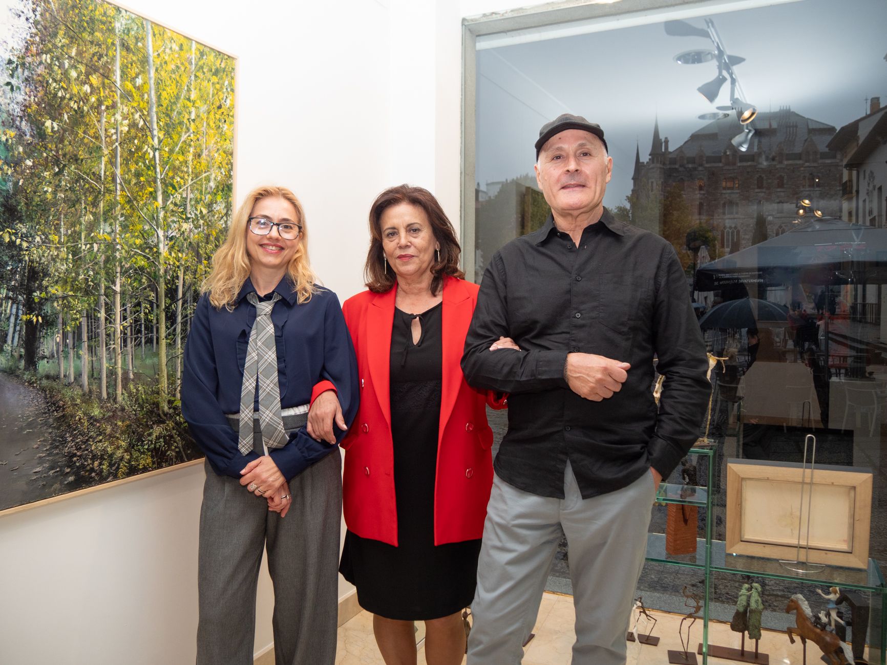 María Ángeles Bret y José Manuel Gómez junto a la galerista de Alemi. | VICENTE GARCÍA