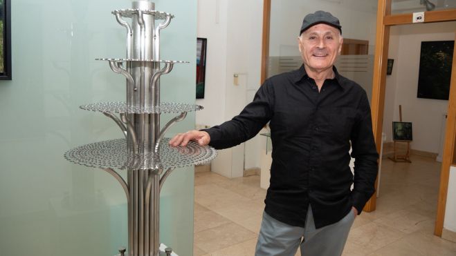 José Manuel Gómez junto a su tejo.VICENTE GARCÍA José Manuel Gómez junto a su tejo.VICENTE GARCÍA