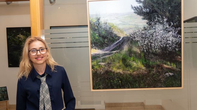 María Ángeles Bret junto a una de sus obras.VICENTE GARCÍA María Ángeles Bret junto a una de sus obras.VICENTE GARCÍA