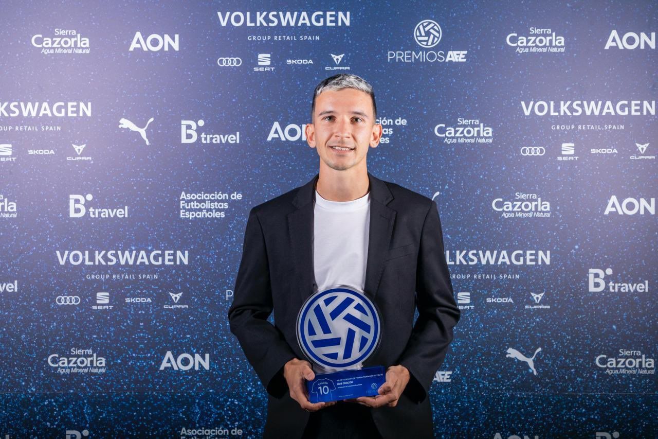 Chacón, con el galardón de la AFE. | CYD