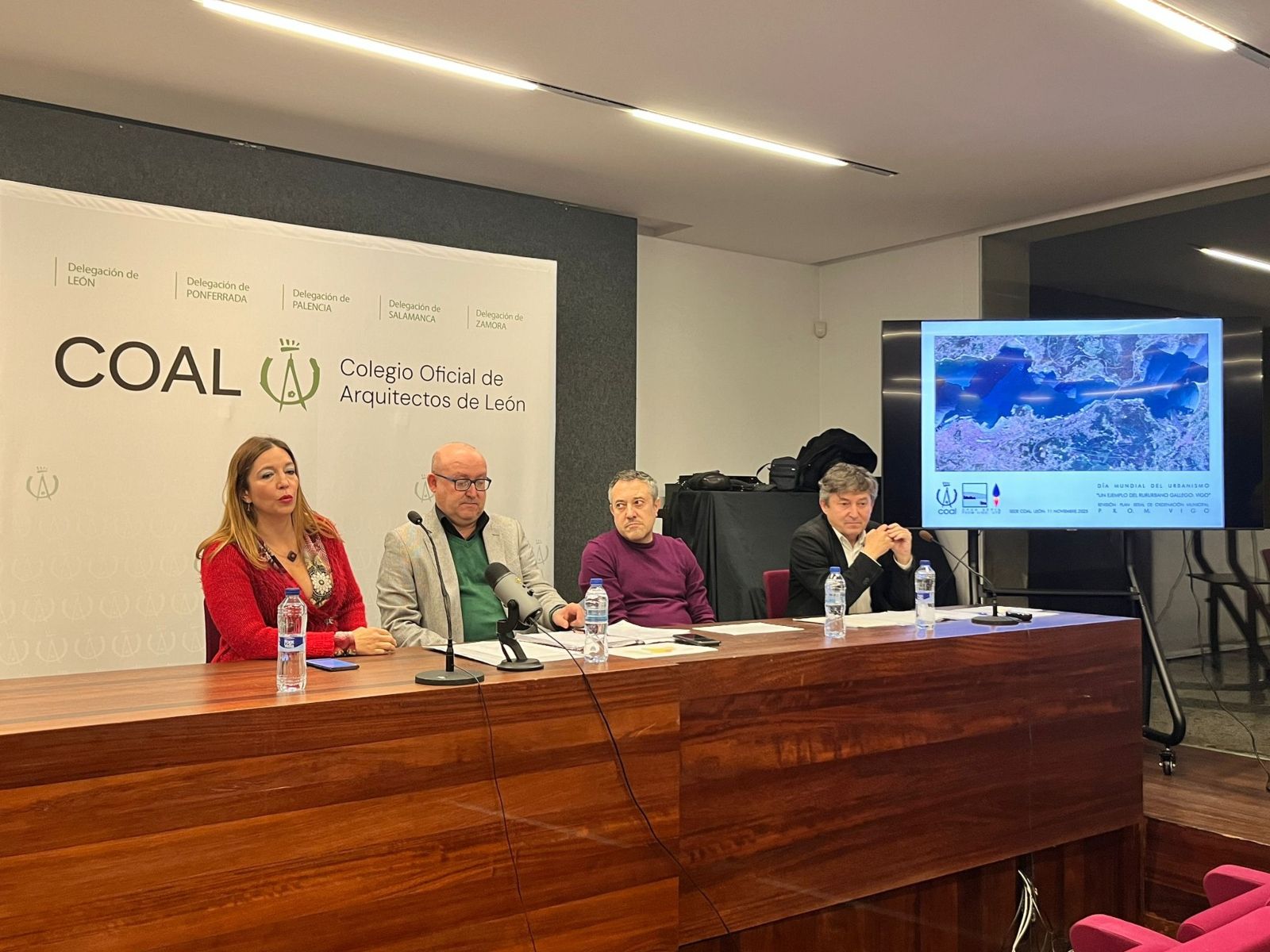 Eva Testa, decana del COAL, junto a los hermanos Folgueral, autores de la revisión del Plan General de Vigo | SAÚL ARÉN