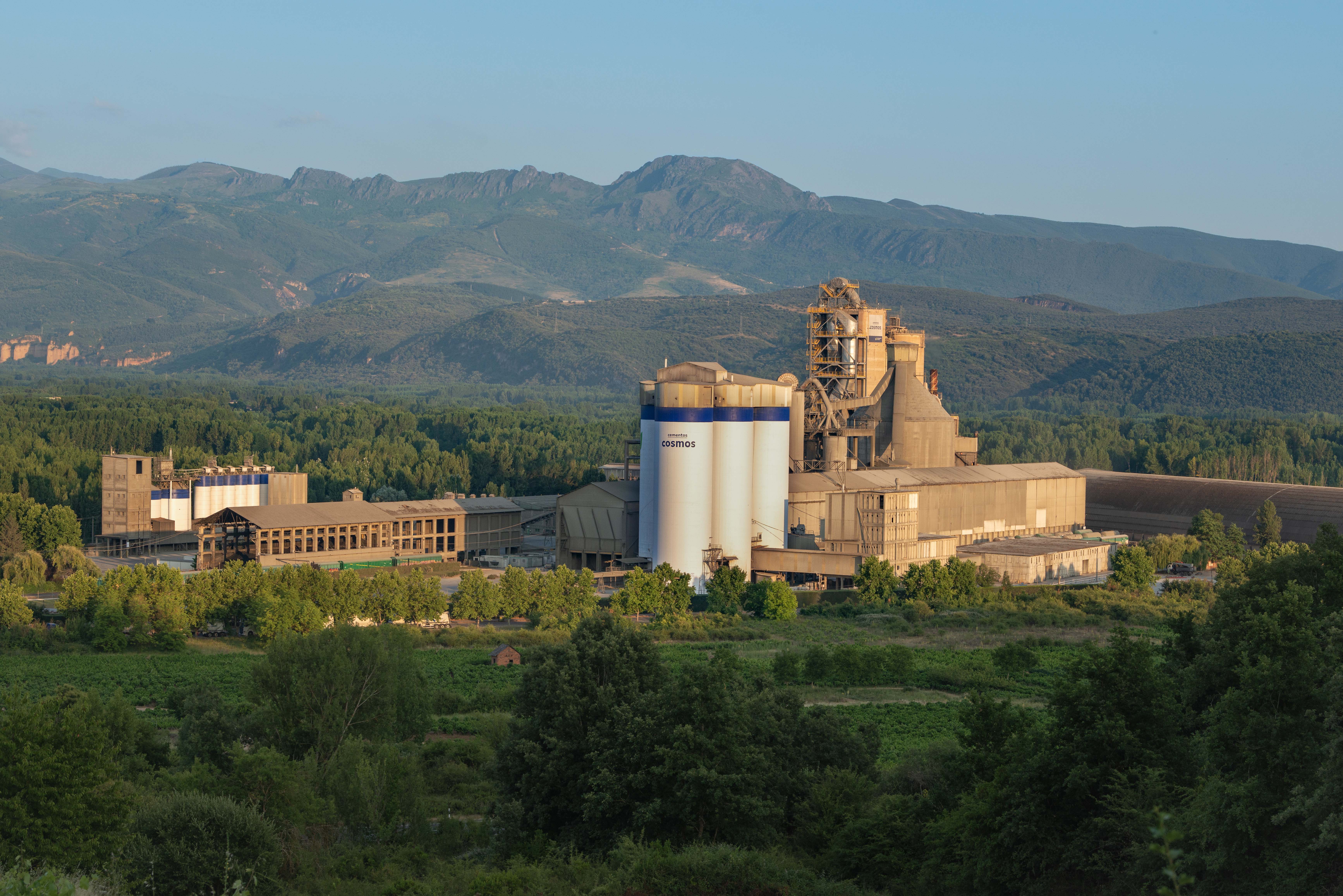 Panorámica de la cementera en Toral de los Vados. 