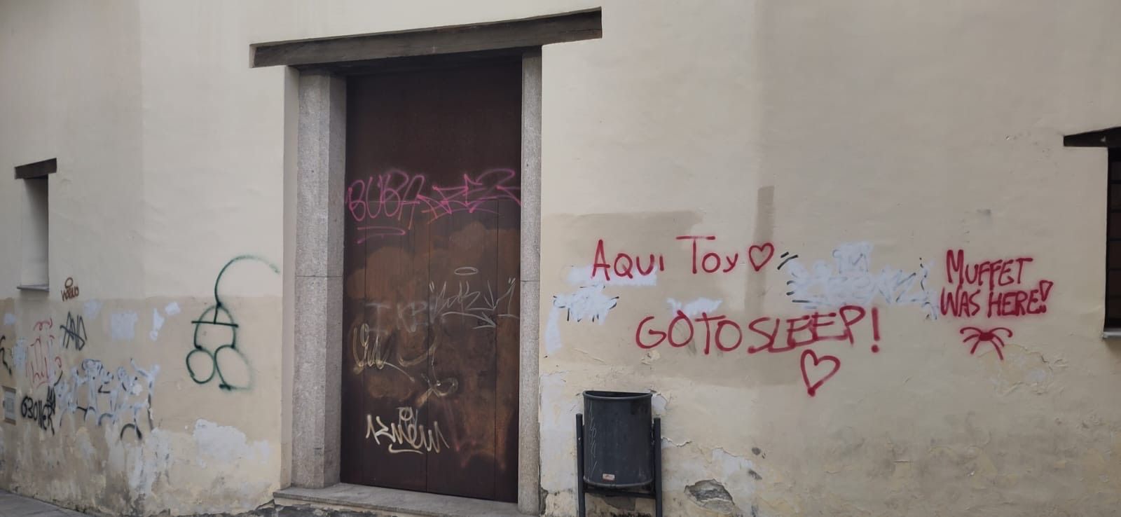 Pintadas en la entrada a la sacristía de la Basílica de La Encina.