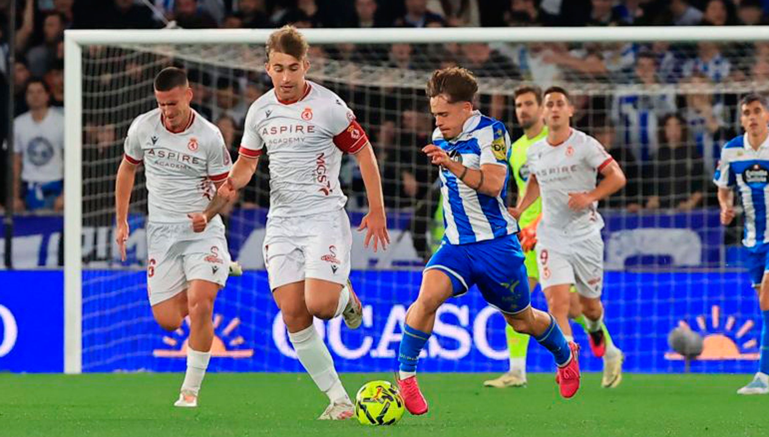Rodri y Barzic, protagonista de la acción polémica, persiguen al atacante del Deportivo. | LALIGA