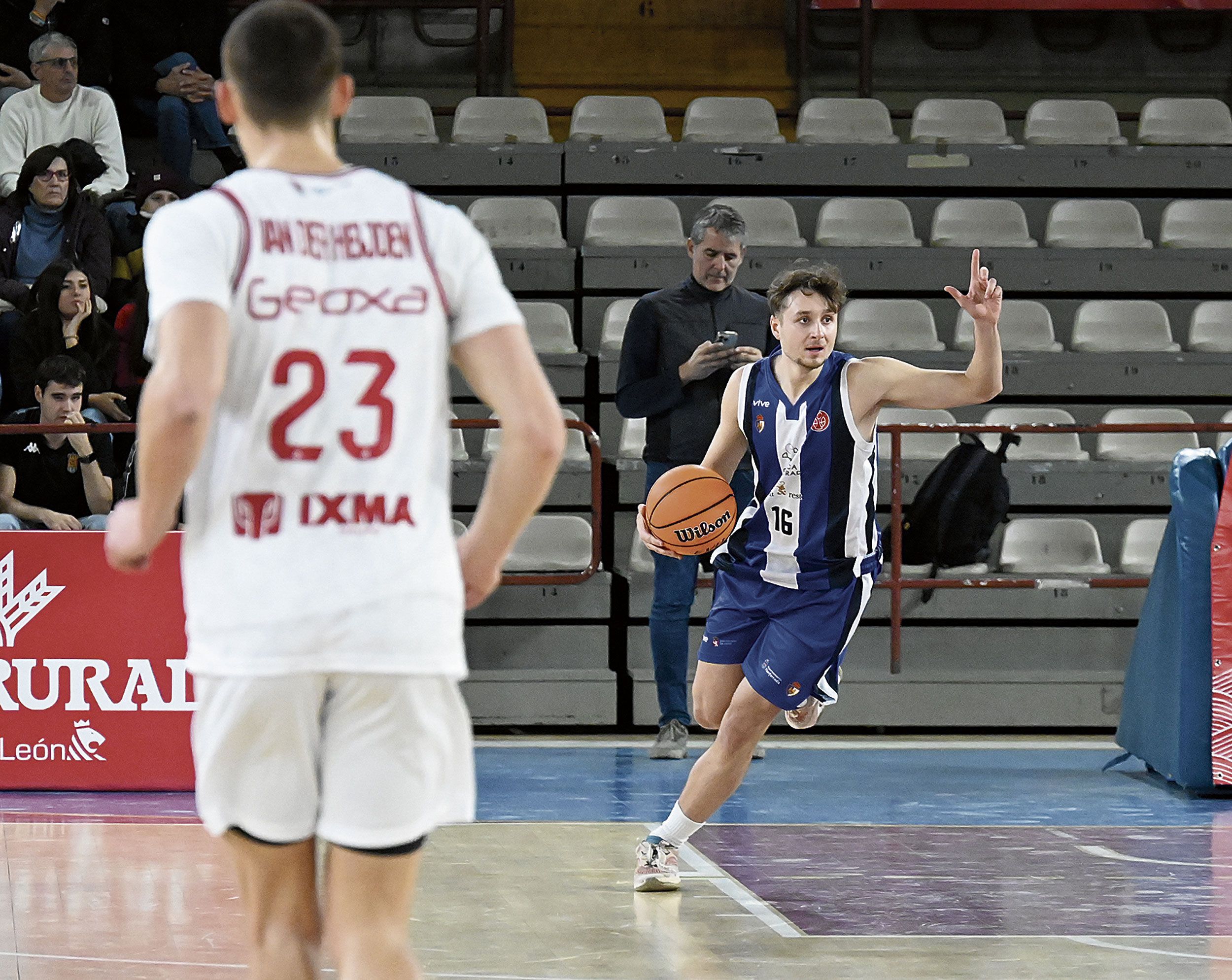 Cera sube el balón ante la mirada de Van der Heijden. | SAÚL ARÉN