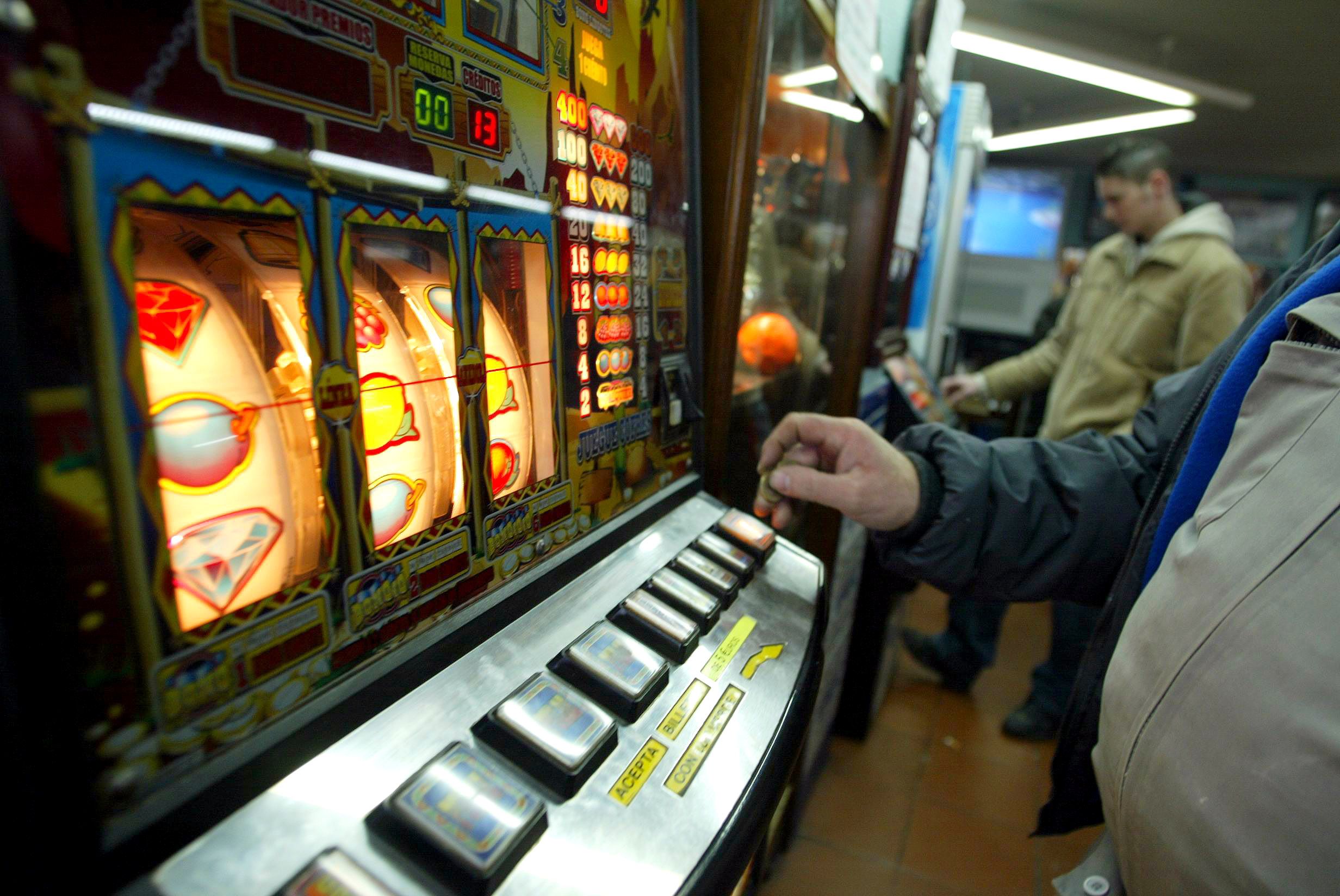 Más de 3.500 establecimientos hosteleros de León tienen alguna tragaperras. | ICAL