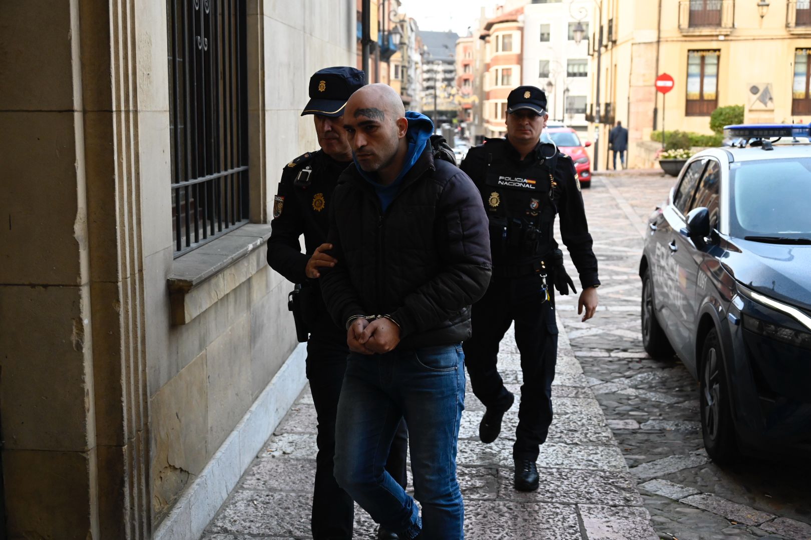 El acusado, M.A.M.B., a su llegada el primer día del juicio a la Audiencia Provincial de León. | SAÚL ARÉN