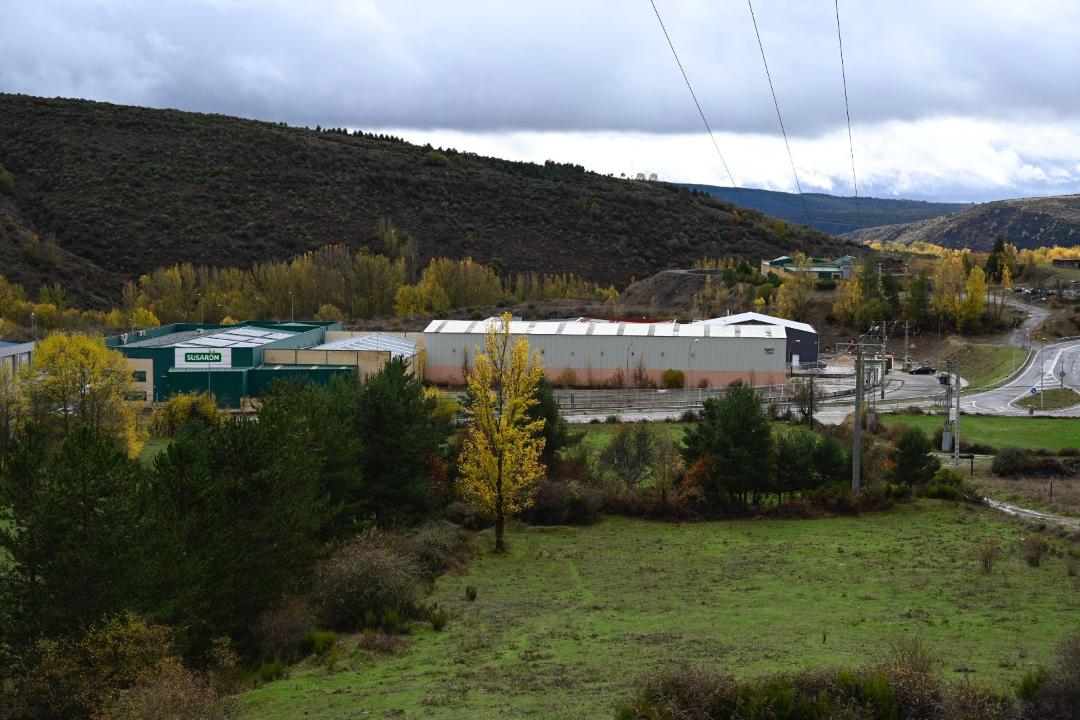 En la imagen, vista del polígono industrial ‘Los Avezales’ del municipio de Carrocera. | SAÚL ARÉN