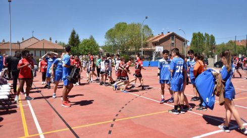 Actividades deportivas tanto para la edad escolar como para los adultos.