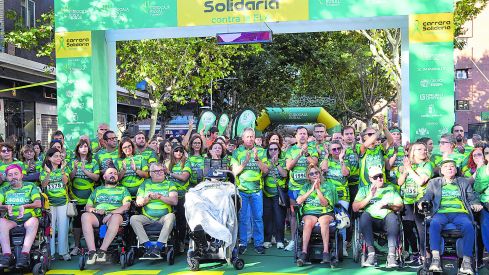En la imagen, foto de familia de la carrera solidaria contra la ELA. En la imagen, foto de familia de la carrera solidaria contra la ELA.