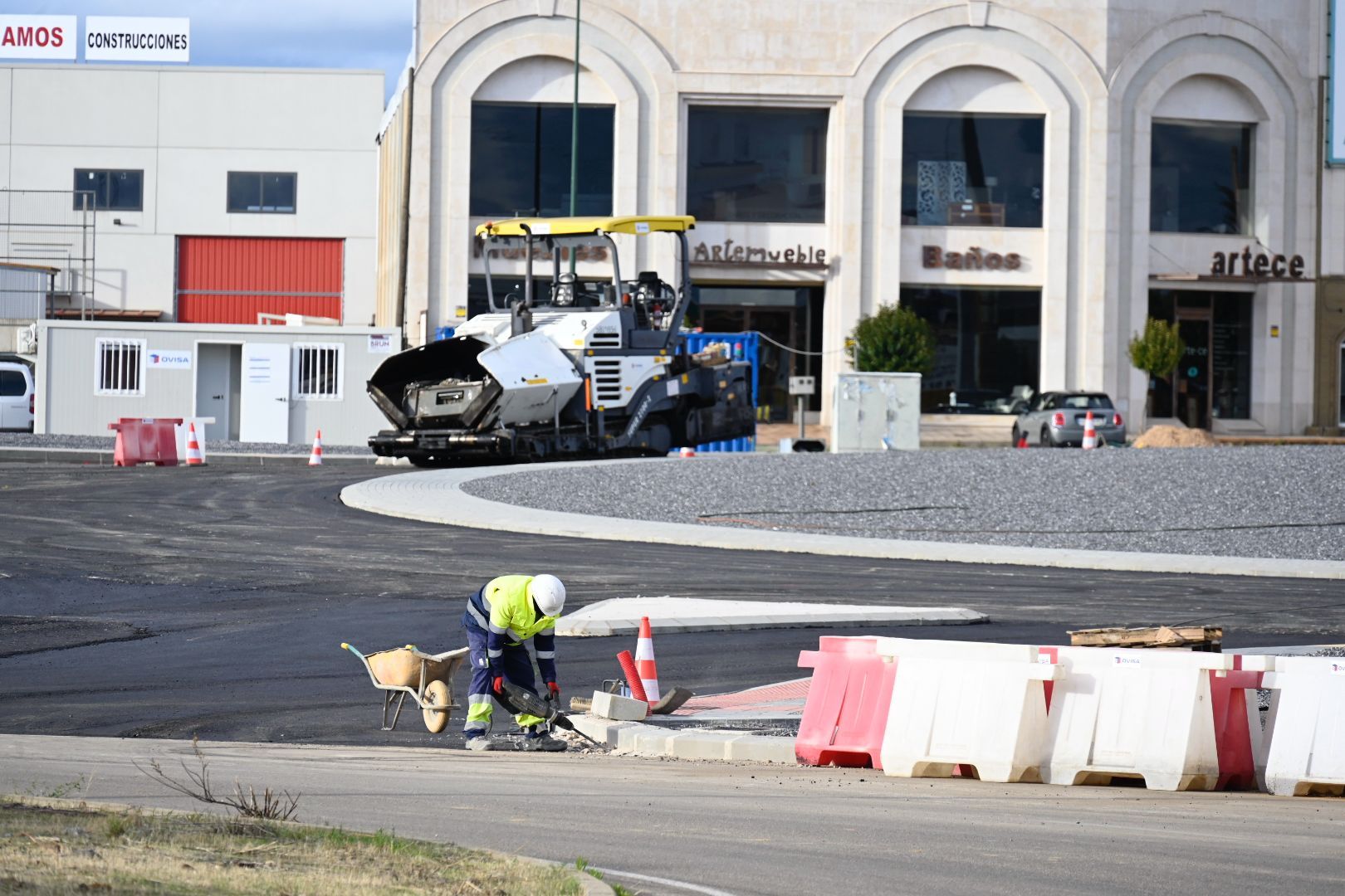 Imagen de la nueva rotonda de acceso al polígono de Trobajo del Camino. | SAÚL ARÉN