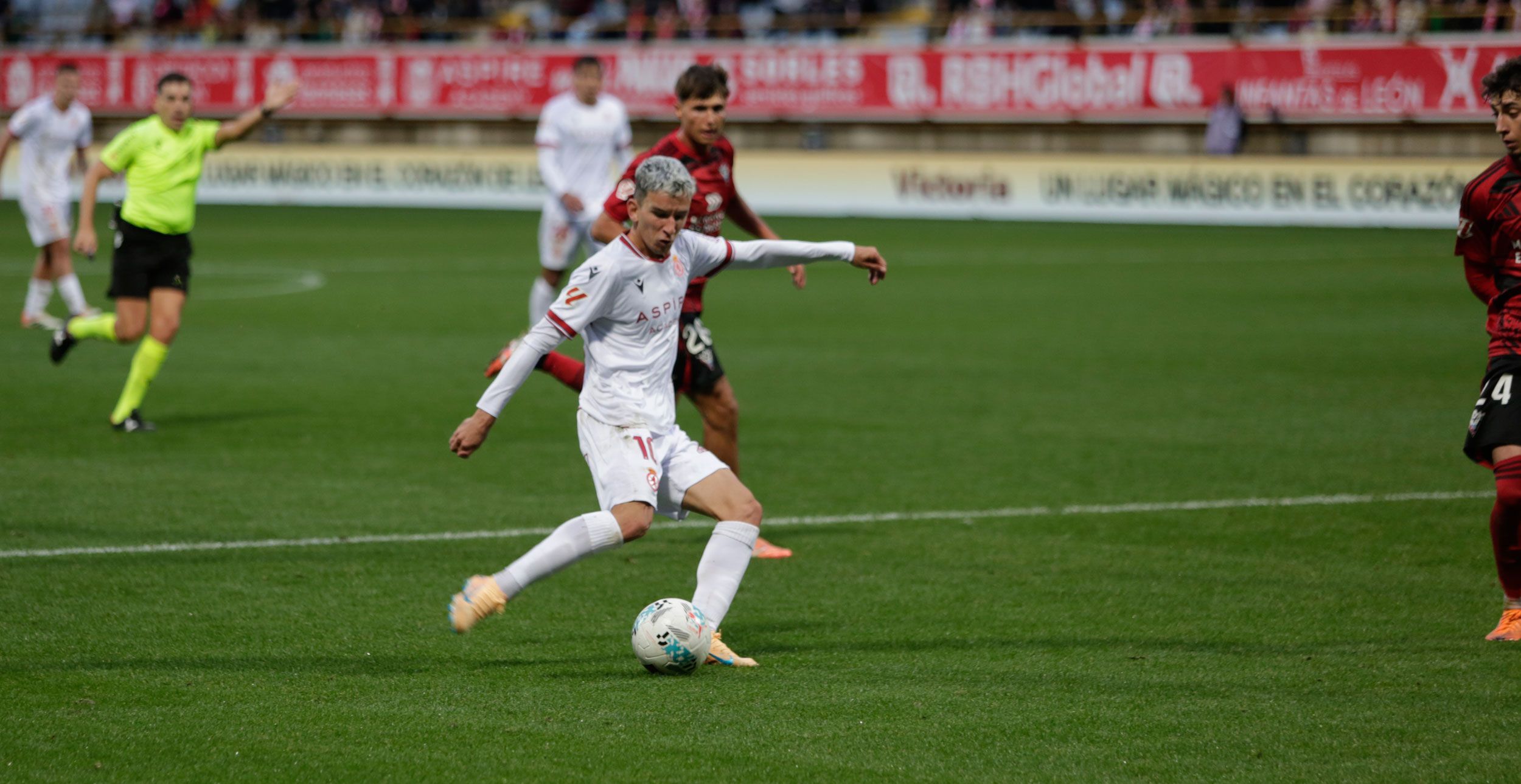 Chacón dispara frente al Mirandés. | SAÚL ARÉN