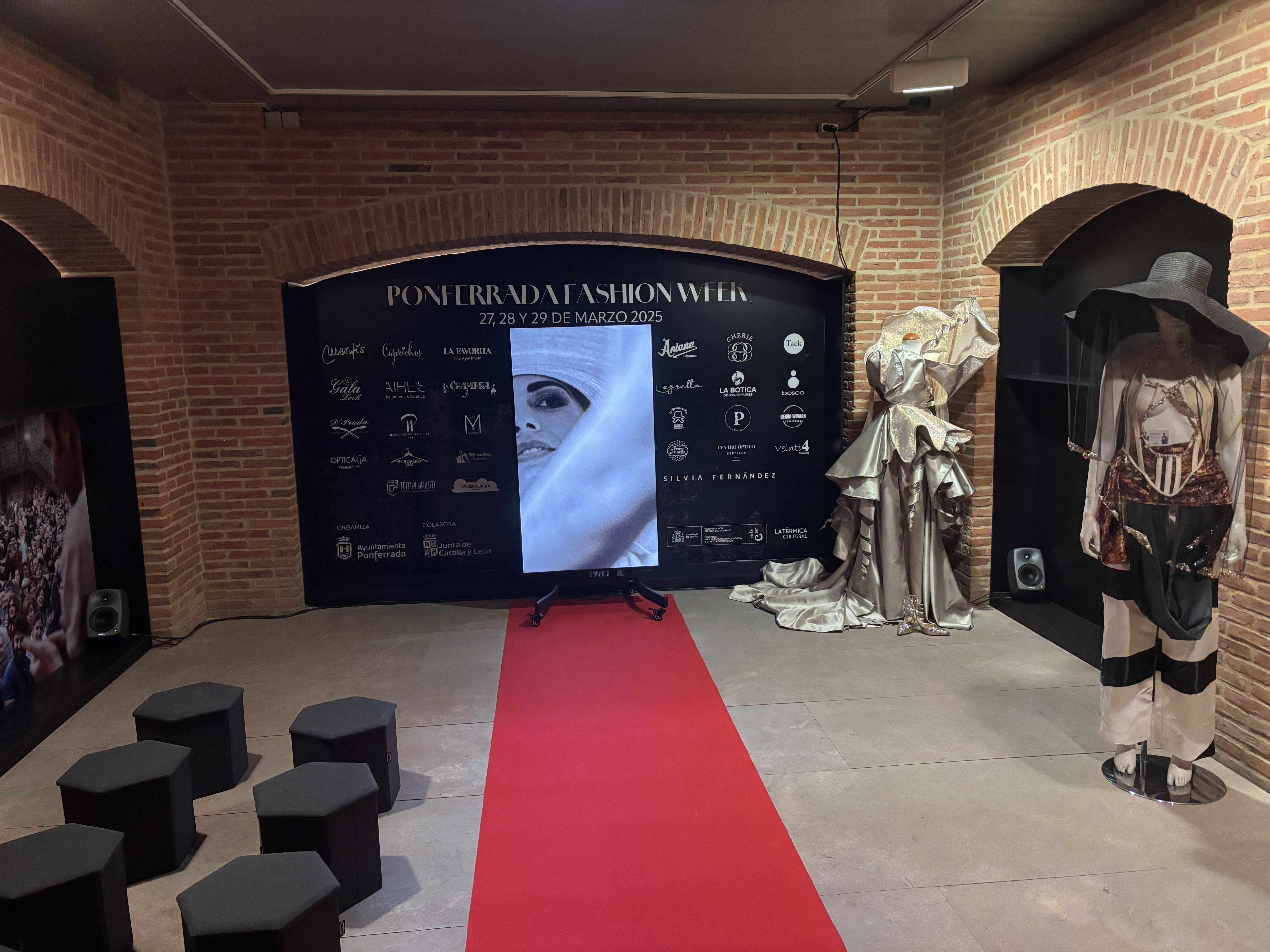 La fotógrafa ponferradina Marta Peñín presenta 'Backstage' en el Museo del Bierzo. | JAVIER FERNÁNDEZ