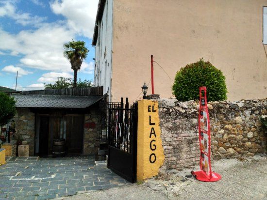 Entrada al Mesón El Lago de Carucedo.
