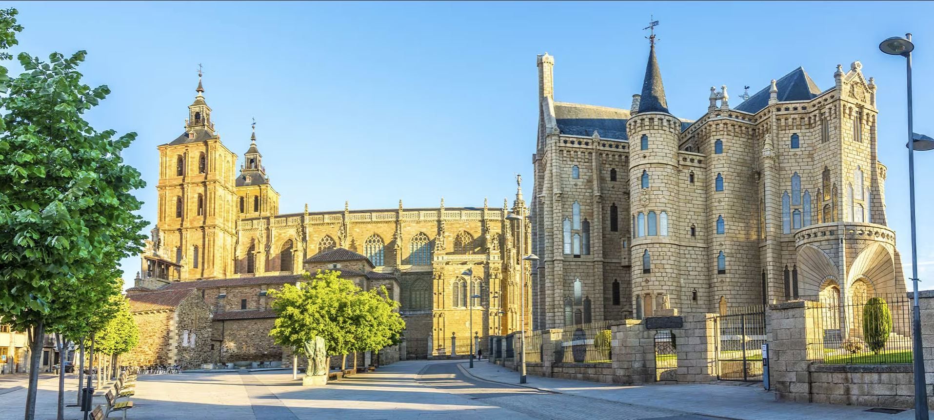 Vista del Palacio de Gaudí y de la catedral de Astorga. | L.N.C.