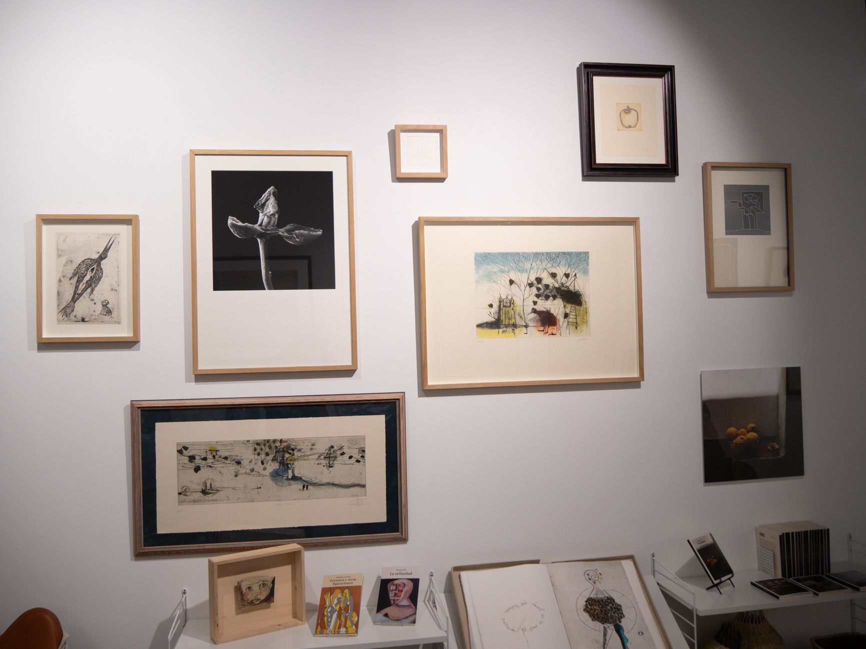 Pared en la que se conjuga obra gráfica y fotografía. | VICENTE GARCÍA