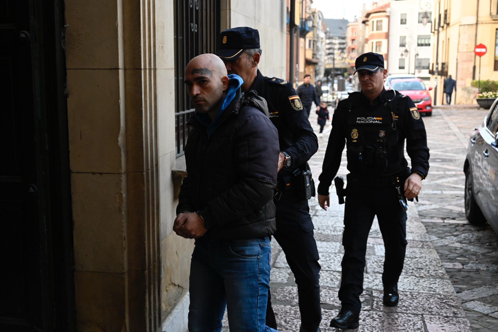 El acusado, M.A.M.B., a su llegada el primer día del juicio a la Audiencia Provincial de León. | SAÚL ARÉN