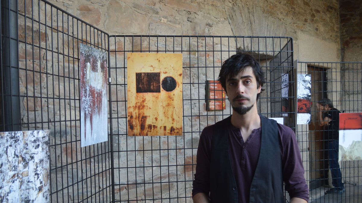 Iván Barreiro, junto a algunas de sus imágenes de la exposición. | D.M.