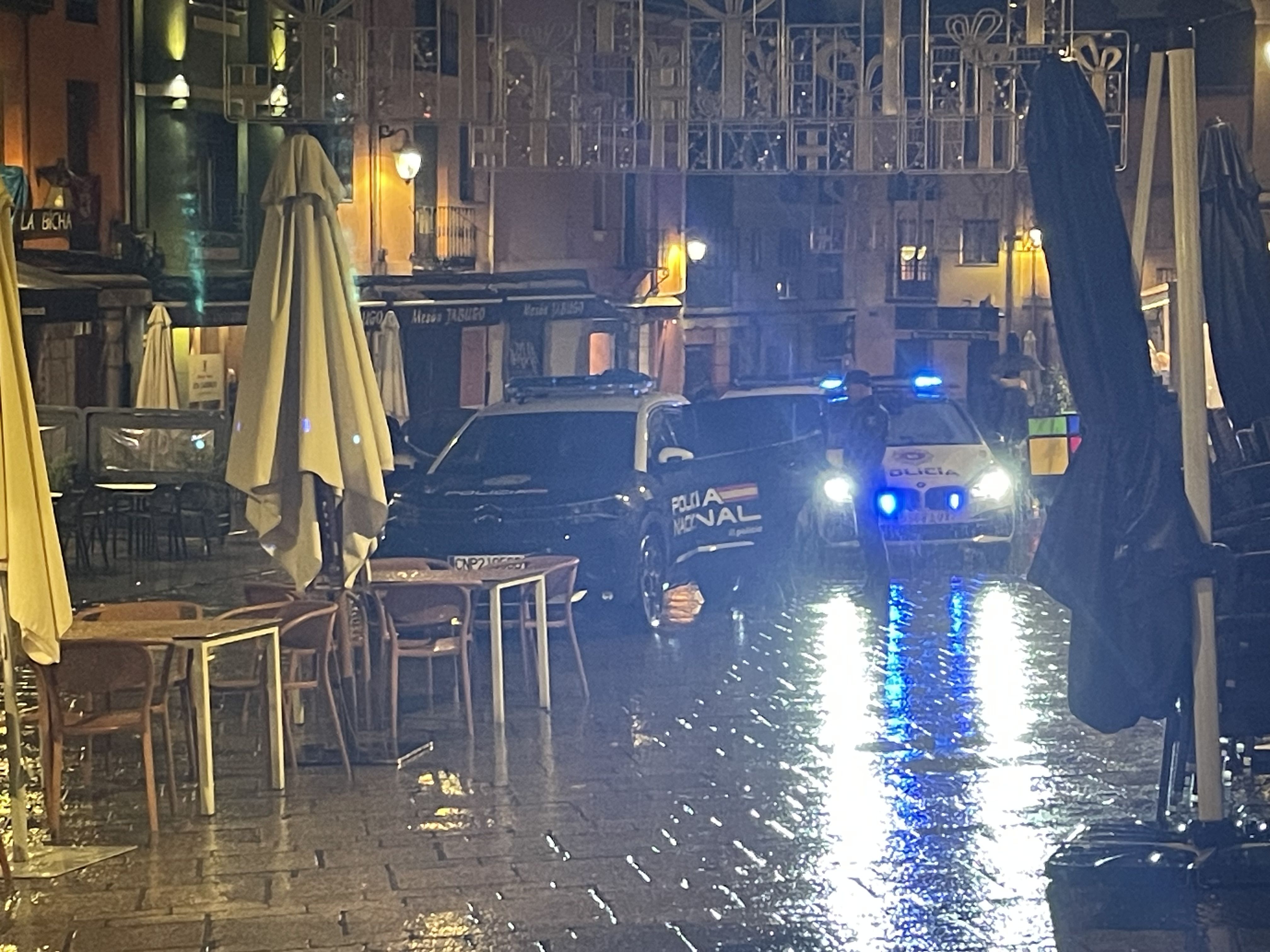 Momento en el que la mujer fue introducida en el vehículo policial. | L.N.C.