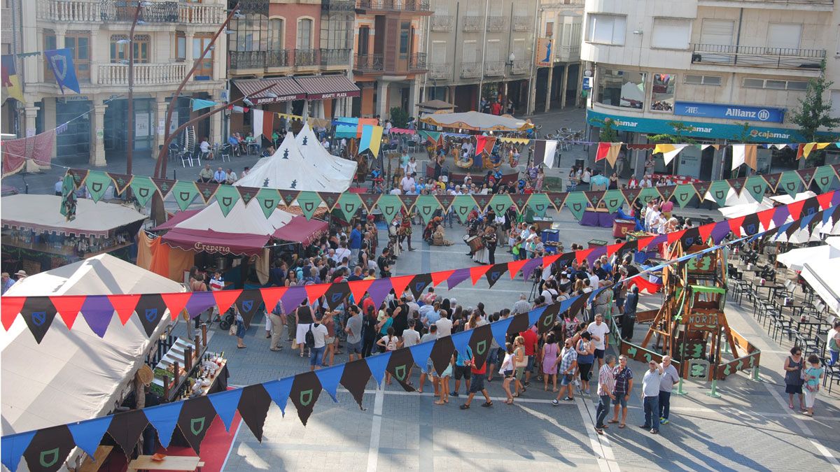 La Plaza Mayor de La Bañeza y las calles más céntricas están repletas de puestos del mercado medieval. | ABAJO
