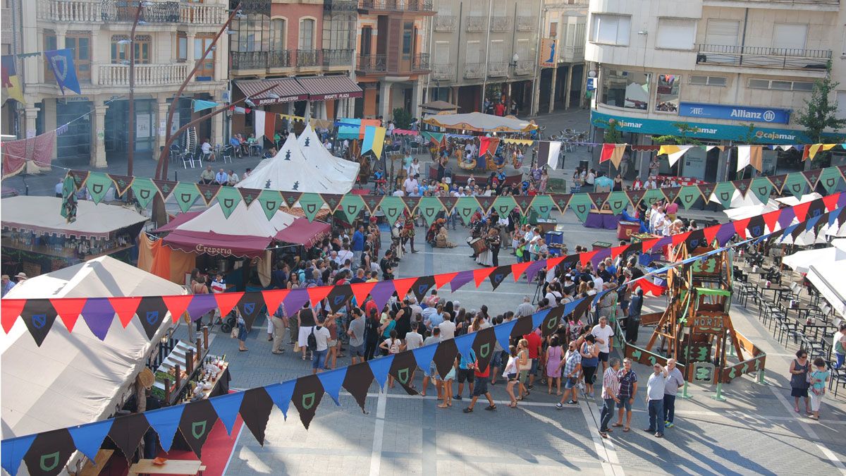 La Plaza Mayor de La Bañeza y las calles más céntricas están repletas de puestos del mercado medieval. | ABAJO La Plaza Mayor de La Bañeza y las calles más céntricas están repletas de puestos del mercado medieval. | ABAJO