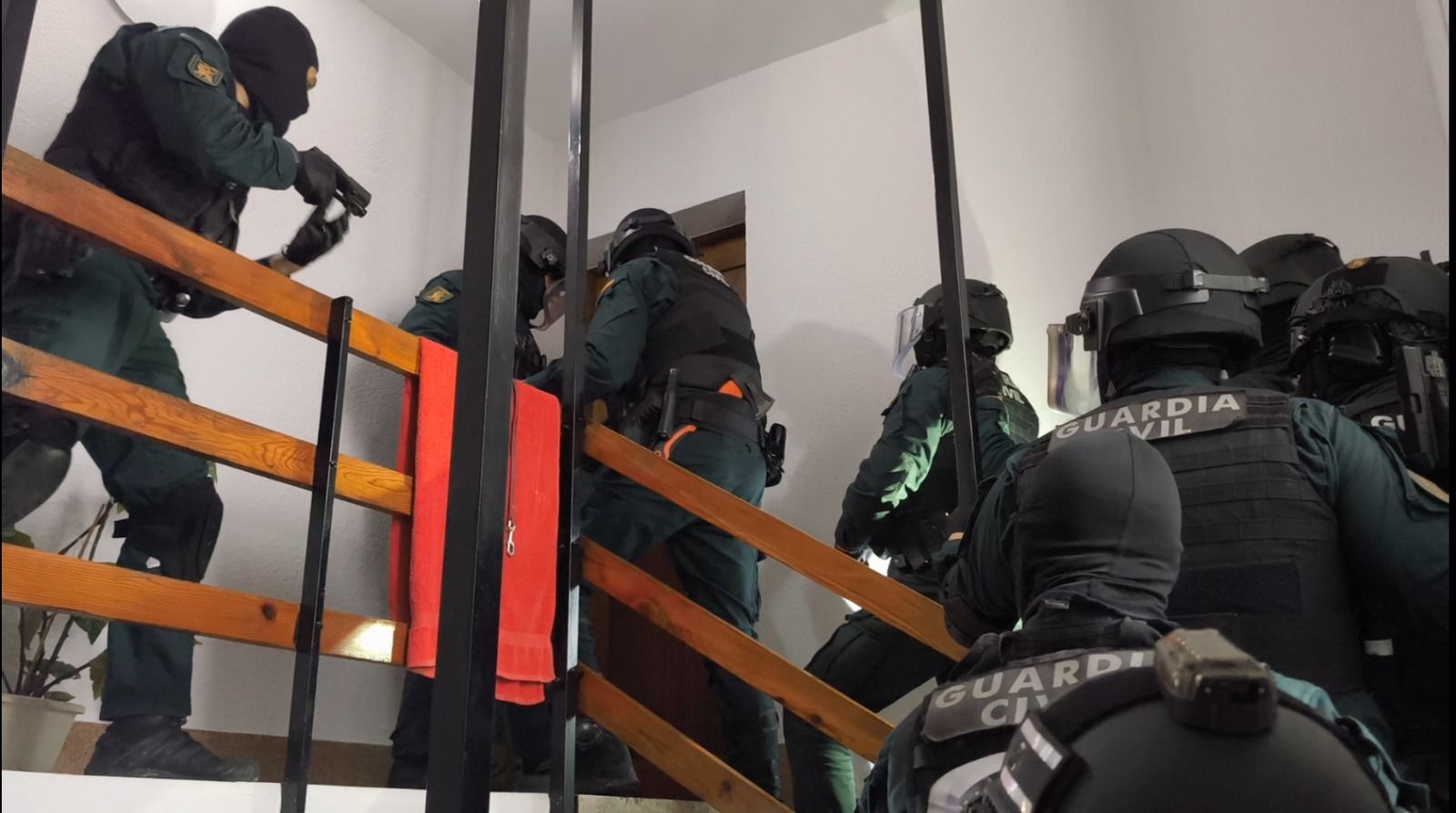 Registro de la Guardia Civil en el domicilio de uno de los sospechosos. | GUARDIA CIVIL DE LEÓN