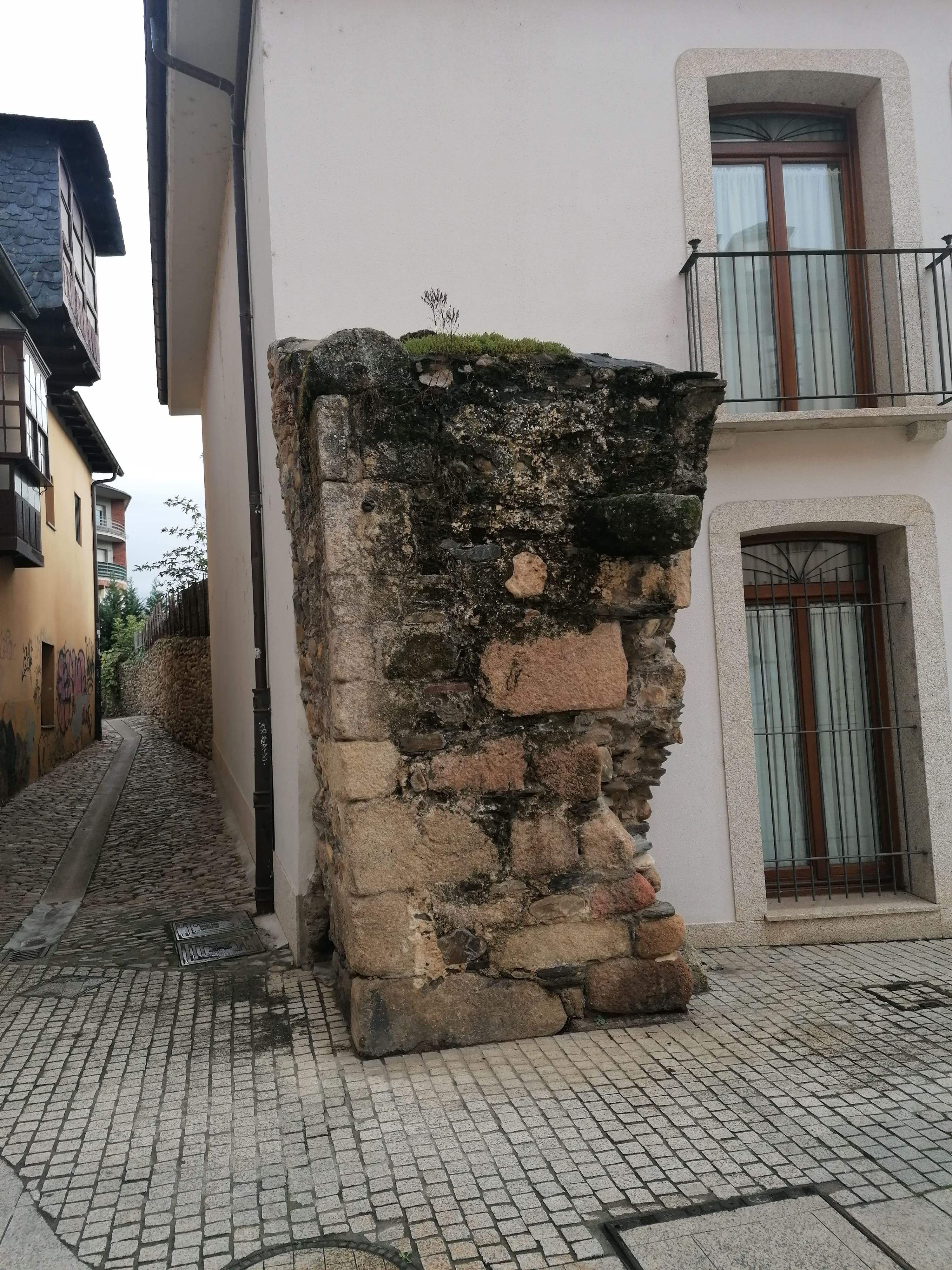 Testimonios de la muralla medieval de Ponferrada